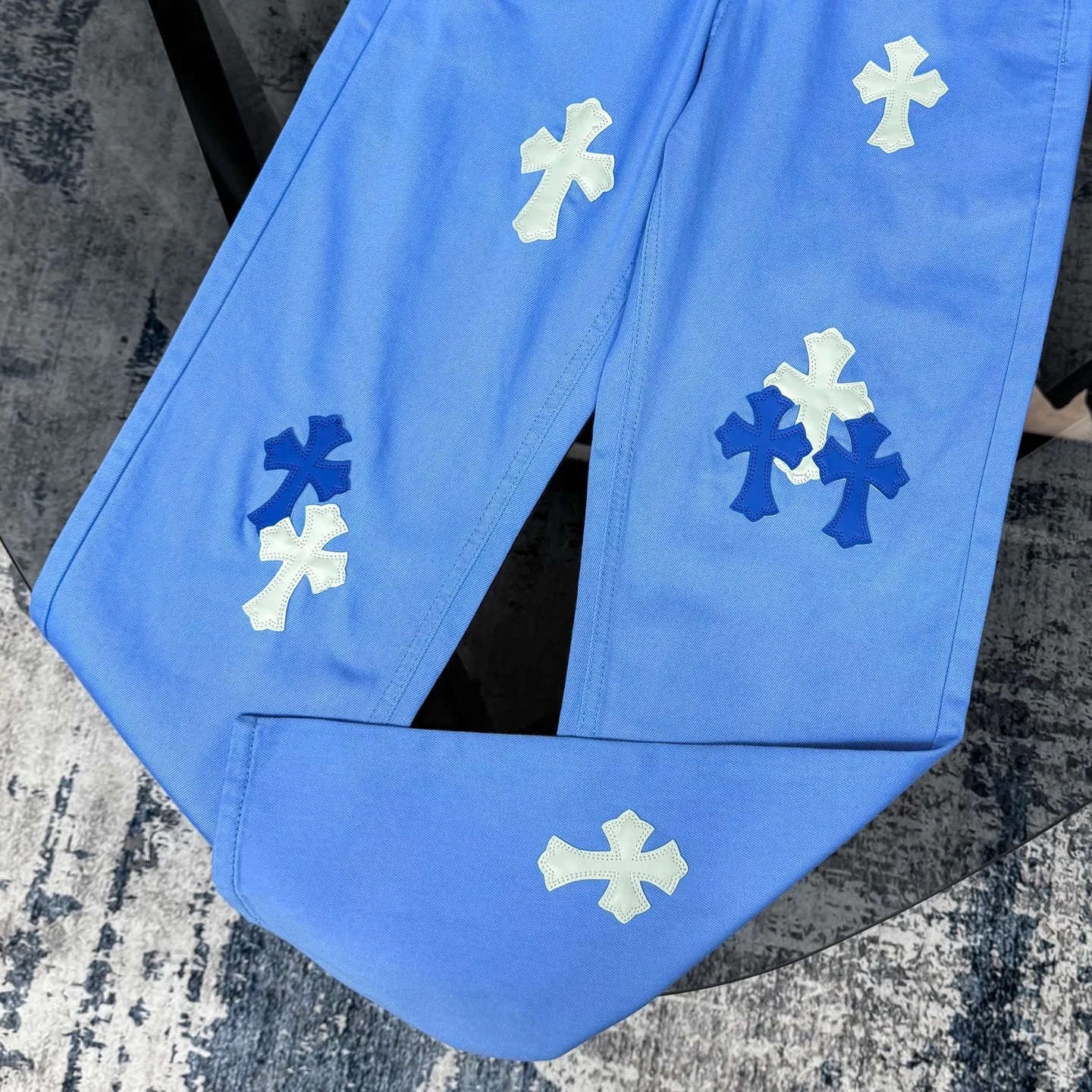 P270 Chrome hearts CH co-branded Drak Miami ice blue jeans exude uninhibited personality and unique charm. Every wear and tear is carefully designed to present a unique artistic feel. Made of imported denim fabric, which has undergone heavy industrial washing and destruction treatment, the trousers show a super cool effect on the upper body, allowing you to dominate the fashion stage.  This is more than just a pair of jeans, it is an expression of attitude. With its unique design concept and ultimate pursuit of details, Croxin breaks traditional boundaries and defines the jeans trend in the new era. The trousers are made of double-layer woven fabric with customized hardware. Special Italian cowhide is printed and cut. Custom-made sheepskin three-layer thick-line leather. The whole body is spliced ​​in heavy water washing. Craftsmen hand-splash ink. You can see the details. Three-dimensional cutting version. Loose and comfortable, not flattering to the body. Makes taller and slimmer. Seiko factory. Original quality control. Same style for men and women. Can be matched with couples. Versatile recommendation. Must-have jeans for all seasons. Color: ice blue. Size: 28-30-32-34.